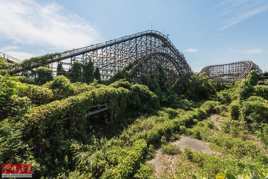 奈良梦幻乐园兴建于1961年，几乎全面仿照美国迪斯尼乐园兴建，曾经相当受欢迎。
