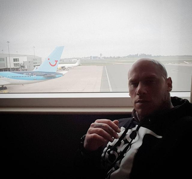 马丁福特真乃人间巨兽，因身体块头太大，飞机座位都特定款