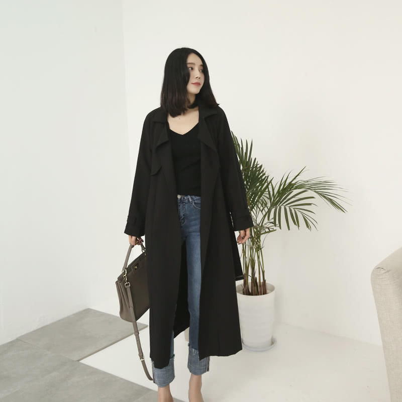 蕾丝连衣裙搭配什么更时尚?试试风衣外套吧,行