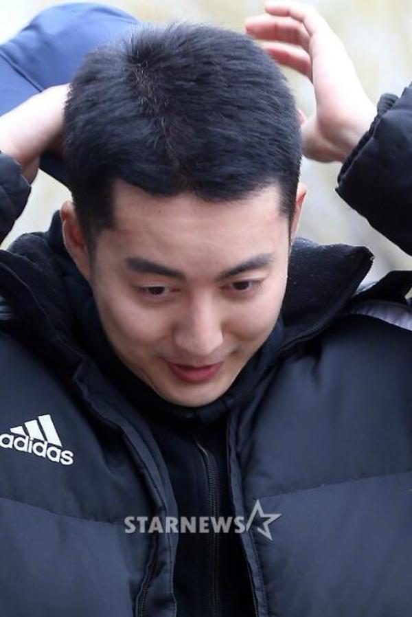 又一位欧巴今入伍!金亨俊剃板寸头服役