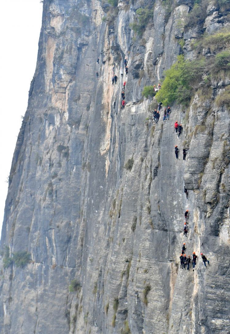 人们在陡峭的岩壁上体验惊险刺激的攀岩运动,挑战自我,享受不一样的