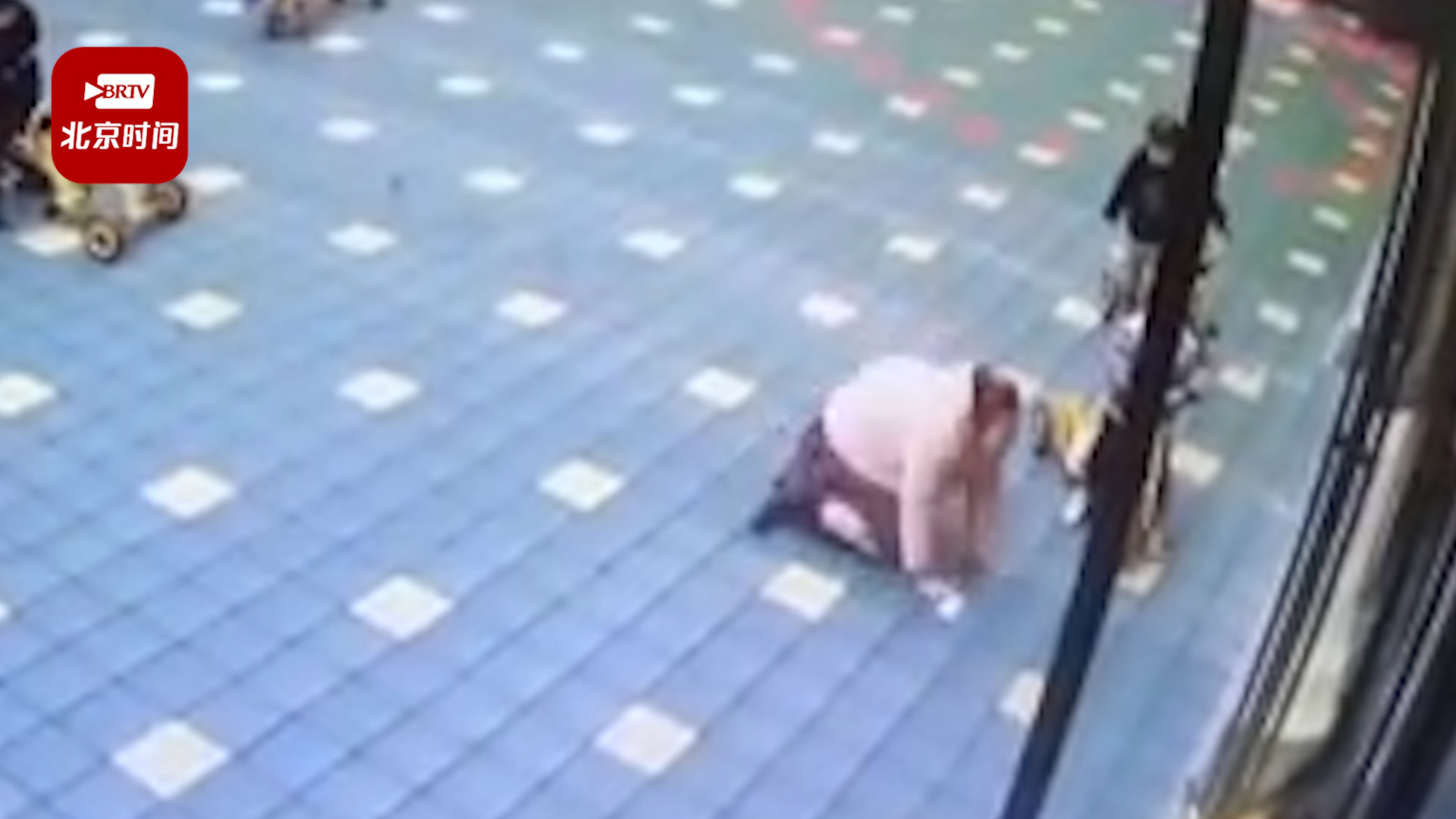幼儿园孩子被门夹到老师飞奔摔倒爬着救人：就想着我能受伤孩子不能