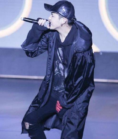 男神摸裤裆热舞,易烊千玺羞涩,鹿晗百变姿势让