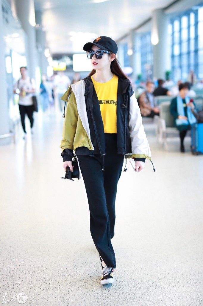 戚薇现身上海机场,这身打扮赶超杨幂 网友:笑起