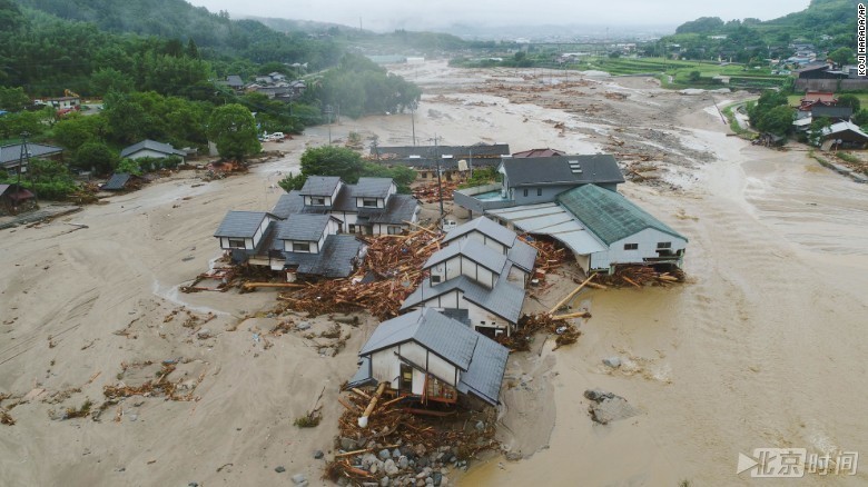 由暴雨引发的洪水和山体滑坡导致日本福冈县朝仓市房屋被毁