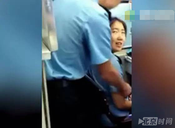 列车员火车上秀恩爱 单生狗愤怒发声 网友大呼辣眼睛