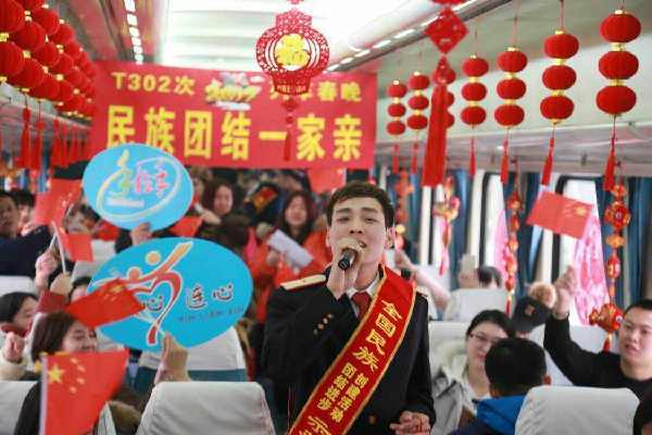 长春客运段T302次举办列车春节联欢会