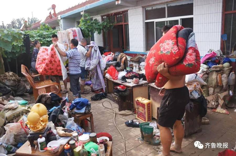 即便是被水浸泡的不成样子的被褥，村民们也舍不得扔，赶紧清理出来晾晒。