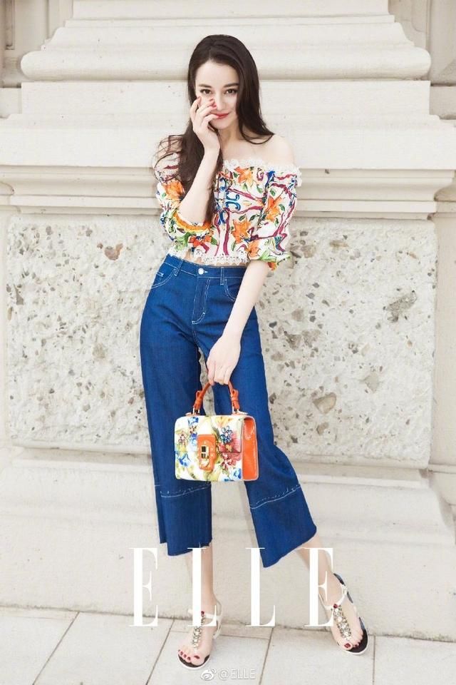 迪丽热巴米兰街拍,一字肩上衣搭配七分裤,早春