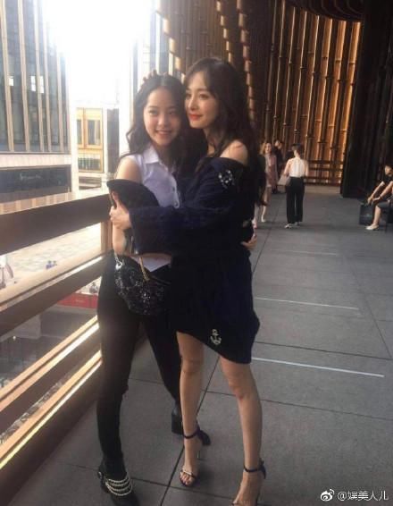 小S杨幂同框!小S偷穿18厘米高跟鞋,杨幂只露