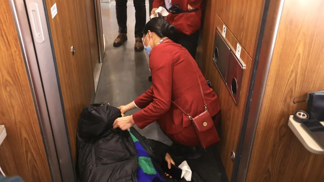 揪心！旅客突然倒地，众人合力开展极速救援！