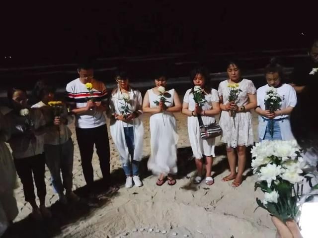 中国游客自发在泰国普吉岛悼念遇难同胞