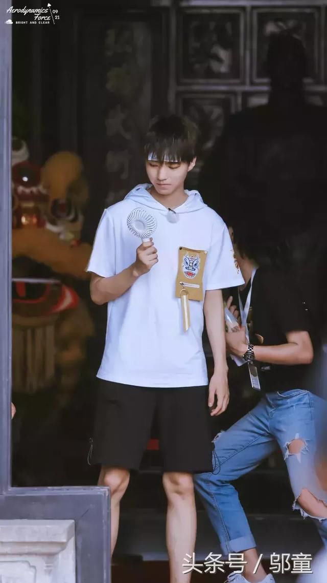 王俊凯录制新一期《高能少年团》,头上贴的东