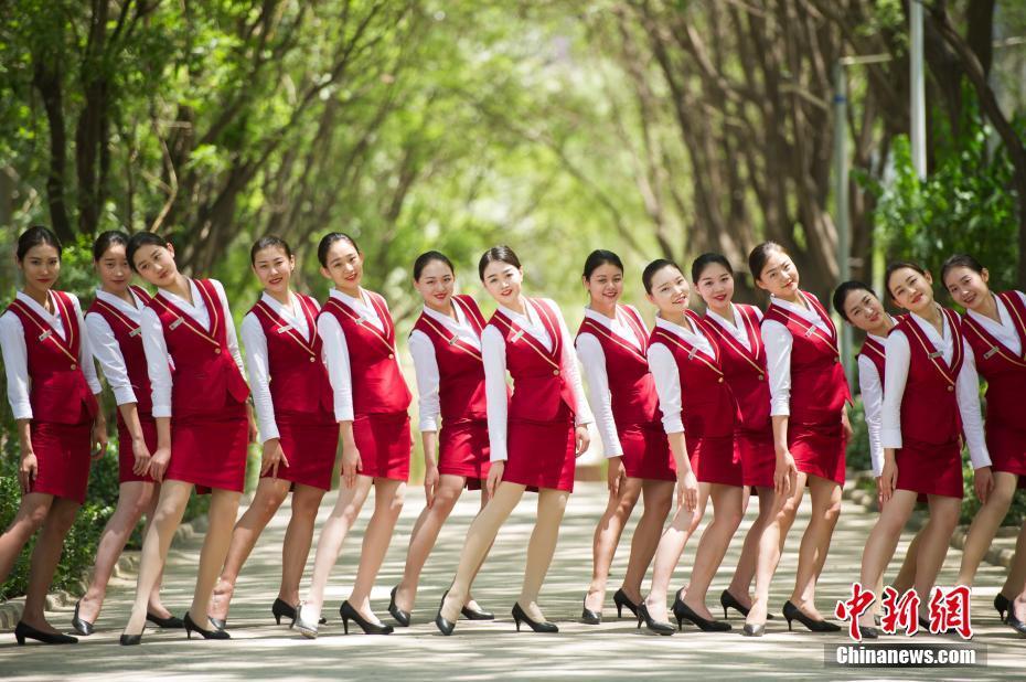 6月1日，太原山西旅游职业学院空乘专业的毕业生们身着航空制服拍摄创意毕业照，以此纪念青春时光。