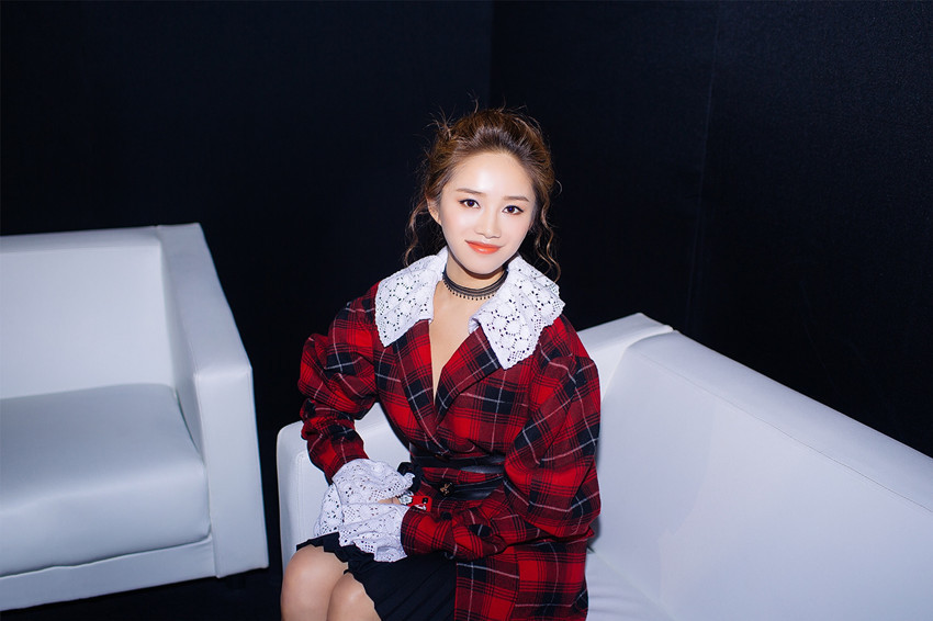 付梦妮获邀深圳时装周看秀 娇小身材气场全开 付梦妮获邀深圳时装周看秀 娇小身材气场全开