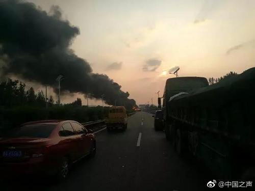 济南一高速4车追尾 油罐车着火伤亡不明 济南一高速4车追尾 油罐车着火伤亡不明