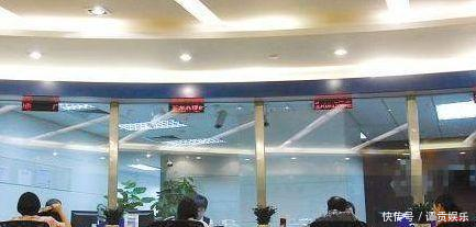 男子欲取出存了55年的定期存款, 银行 你还欠