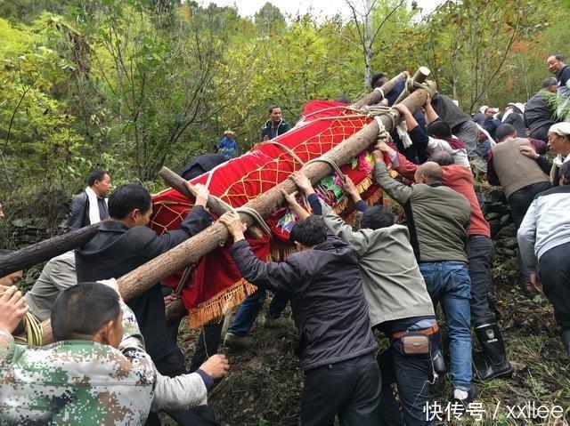 八旬老人5个儿子7个孙子,却无人给他养老,百万