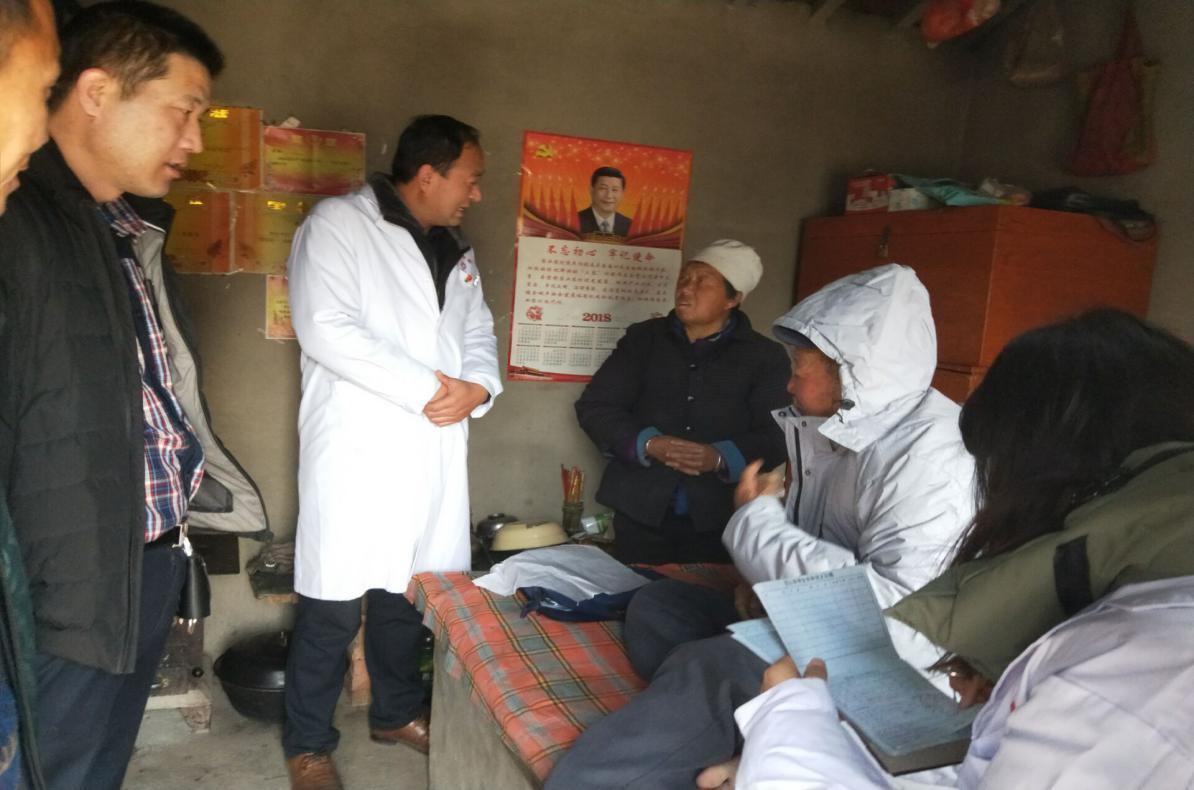县中医医院开展健康扶贫政策入户宣传