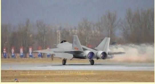 中国第六代双发隐形战机歼-25鬼鸟亮相,美军