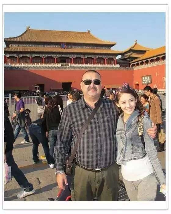 父女合影,赵丽颖爸爸最帅,古力娜扎爸爸最凶,关