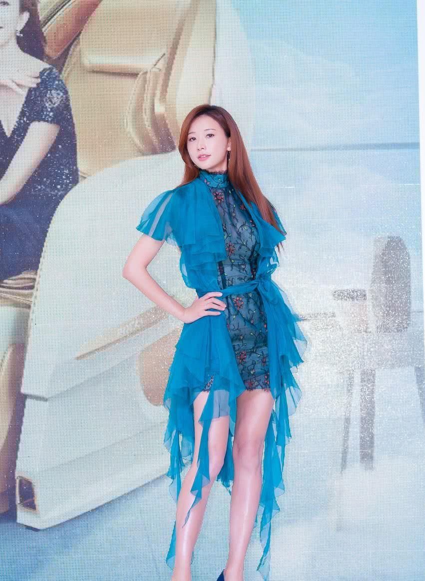 玲,踩高跟鞋出席活动,太漂亮了,网友:御姐归来!