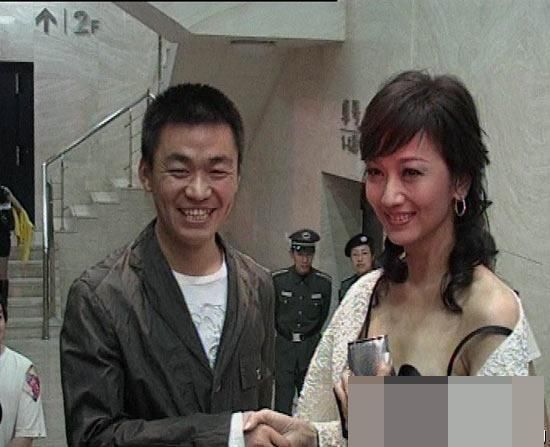 赵雅芝工作室转评王宝强返乡过年,宝强家摆的