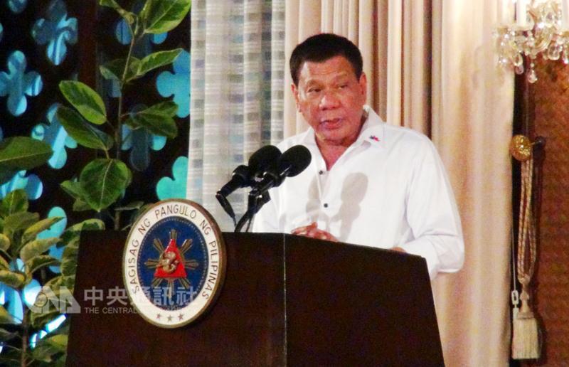 杜特尔特警告扫毒警察:不得杀害跪地求饶者 杜特尔特警告扫毒警察:不得杀害跪地求饶者