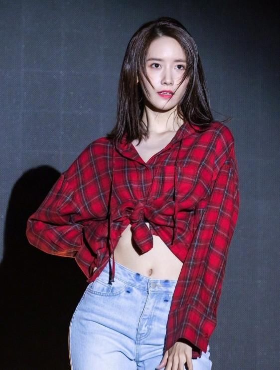 林允儿台上劲歌跳舞,不小心暴露了身材,这蚂蚁