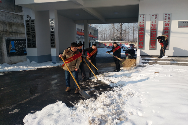 张庄寨镇组织青年志愿者清扫路面积雪