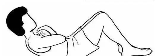 双手环抱于胸前