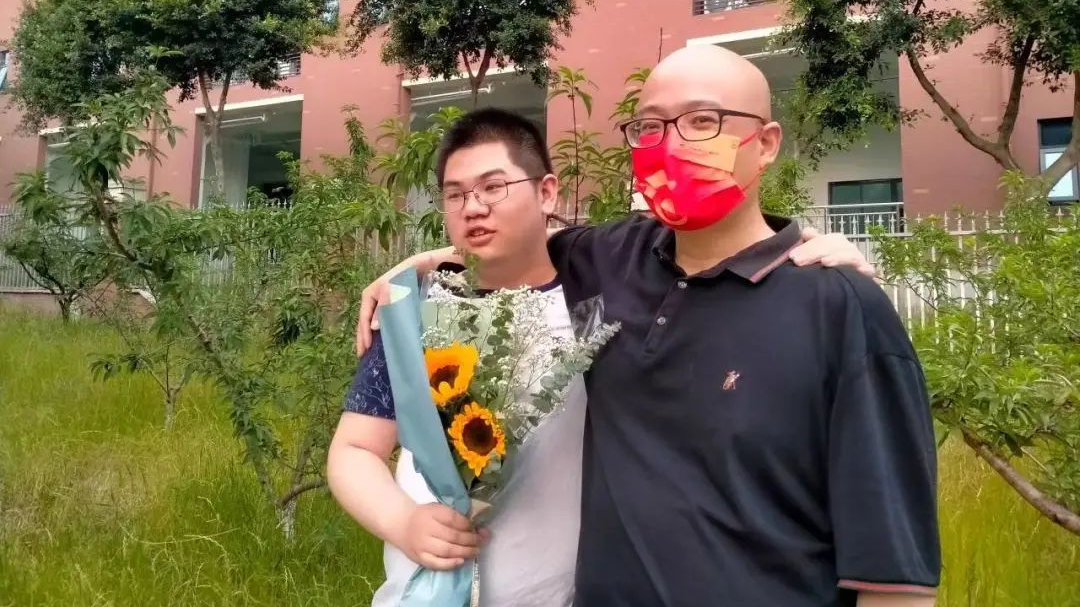 新生刚到校报到就回老家了？“我先回去救爸爸！”