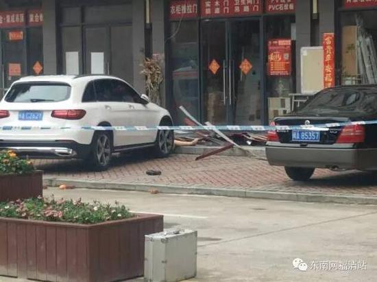 福州一女子身穿红衣坠楼当场身亡 广告牌被砸烂