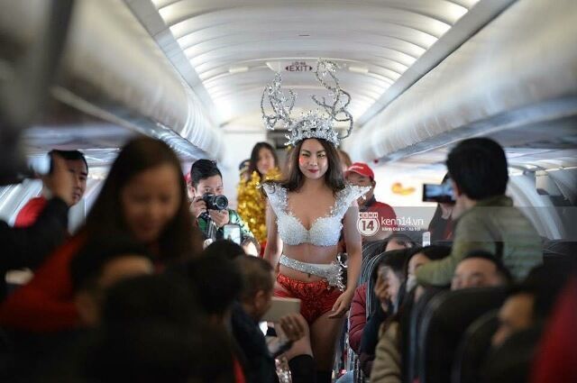 越南航空公司“比基尼空姐”迎男足引众怒 越南航空公司“比基尼空姐”迎男足引众怒