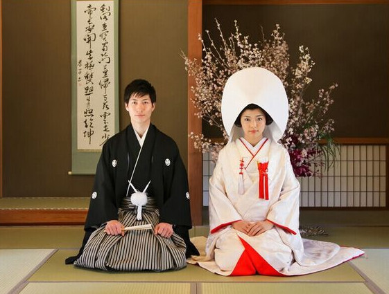 日本，多数日本人不认为结婚和房子之间存在必然联系。然而，在日本一对新人举办婚礼的费用非常昂贵。新人举办婚礼的平均费用已增加至近353万日元（约合18.9万元人民币）