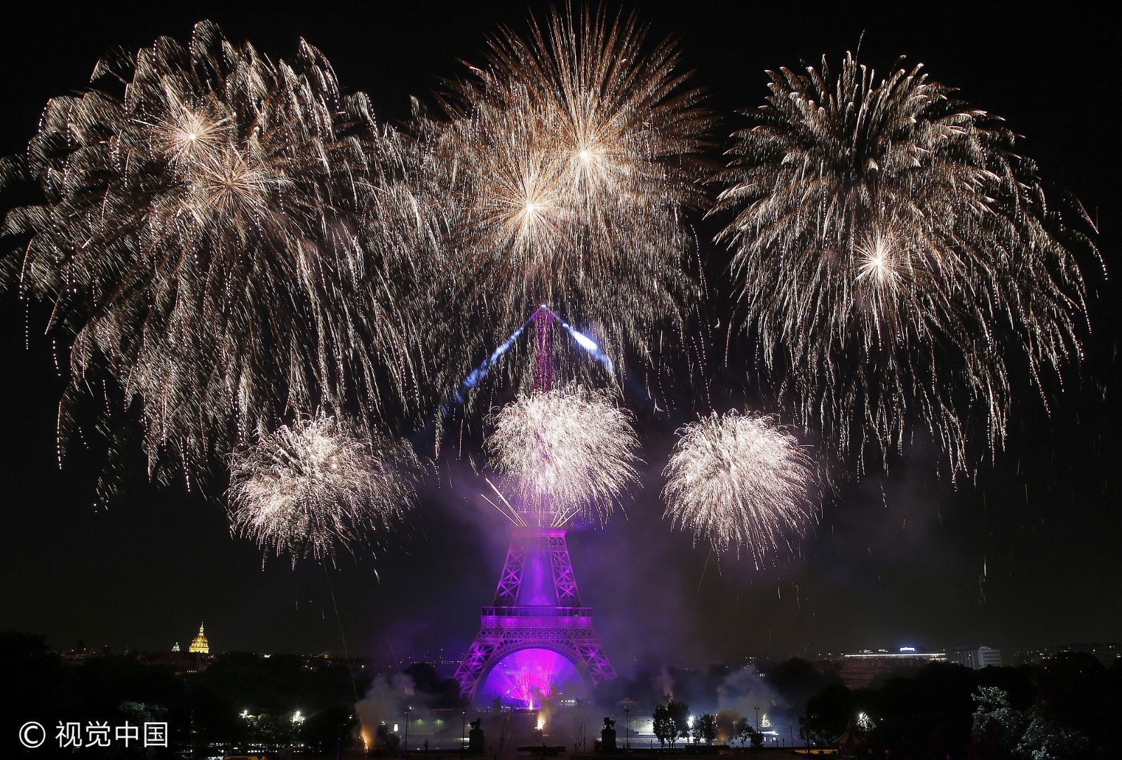 法国独立日烟花秀 "星空"璀璨点亮埃菲尔铁塔