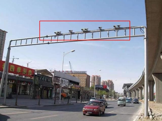 开车经过红绿灯的时候,摄像头闪了一下,这是被