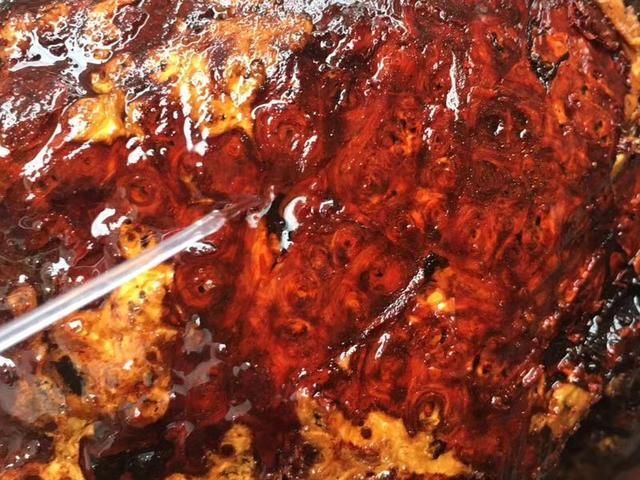 山西土豪花下巨资买下一坨木疙瘩,一刀切开 勃