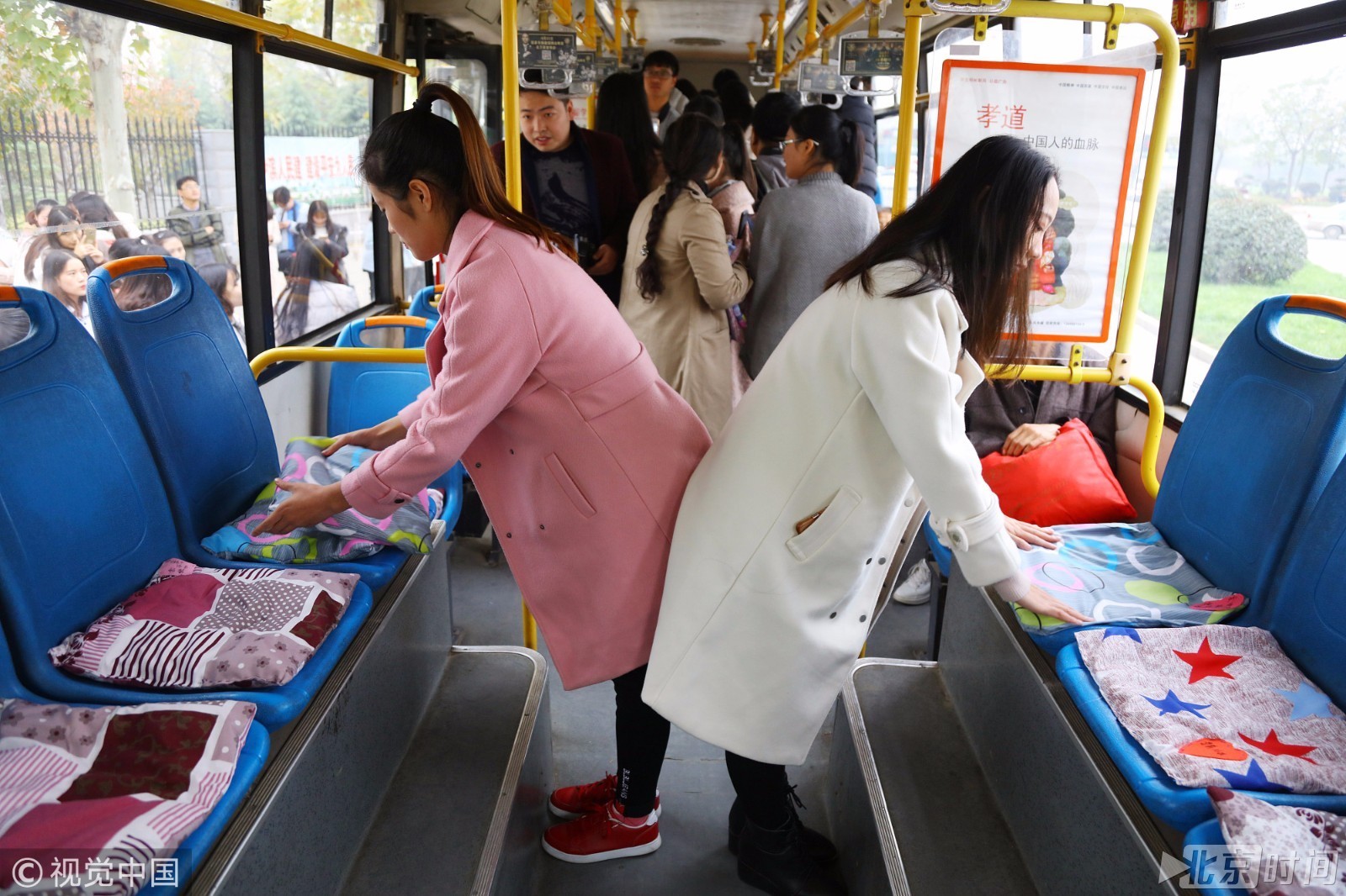 女大学生制作坐垫 免费投放到公交车上