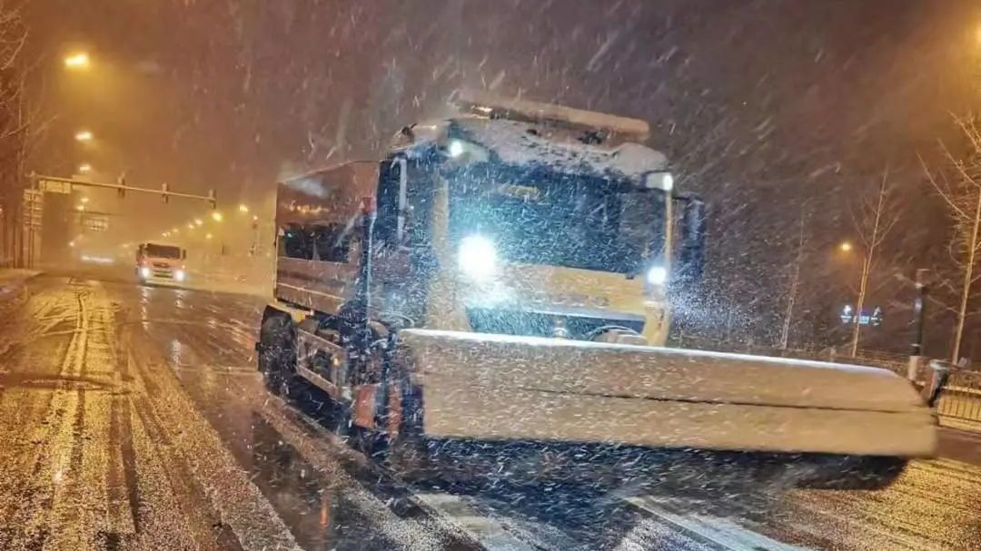 速度!新首钢大桥半小时融雪推水,恢复交通畅通 速度!新首钢大桥半小时融雪推水,恢复交通畅通