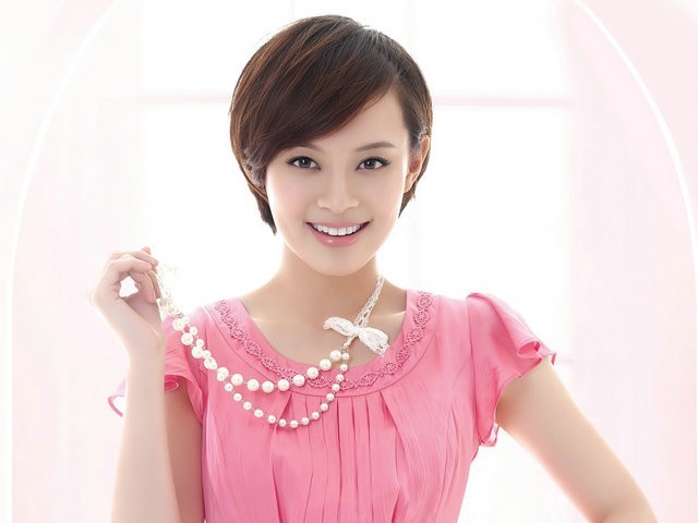 孙俪妈妈穿婚纱惊艳亮相 颜值满分身材不输妙