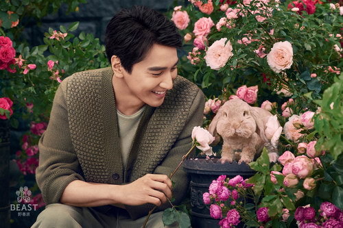 近日，赵又廷七夕大片曝光。在为艺术品牌野兽派拍摄的大片中，姑父穿越三个不同维度空间，扮演一位等待爱人的植物学家，更遇到特殊的旅伴。