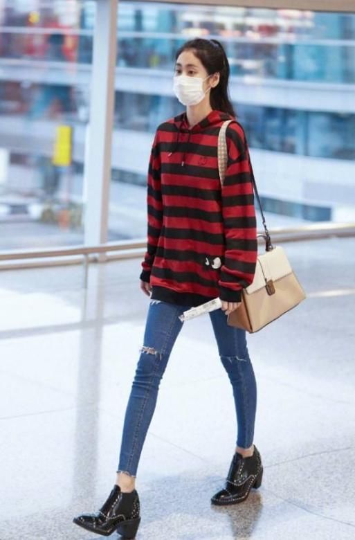 张碧晨现身机场两腿之间缝隙明显,网友:难怪2