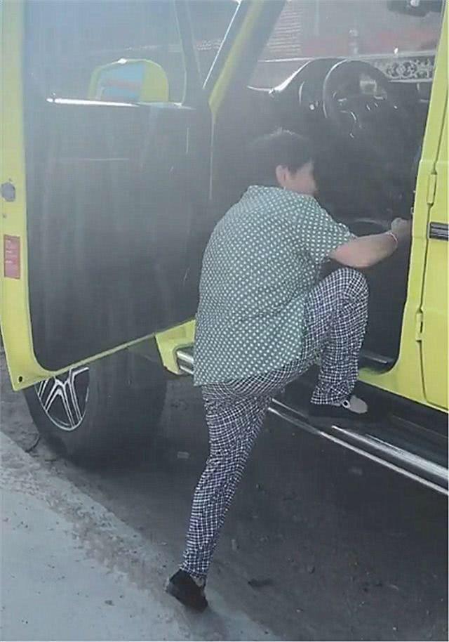 偶遇仙洋的奔驰G500,看到他奶奶上车那一幕,还