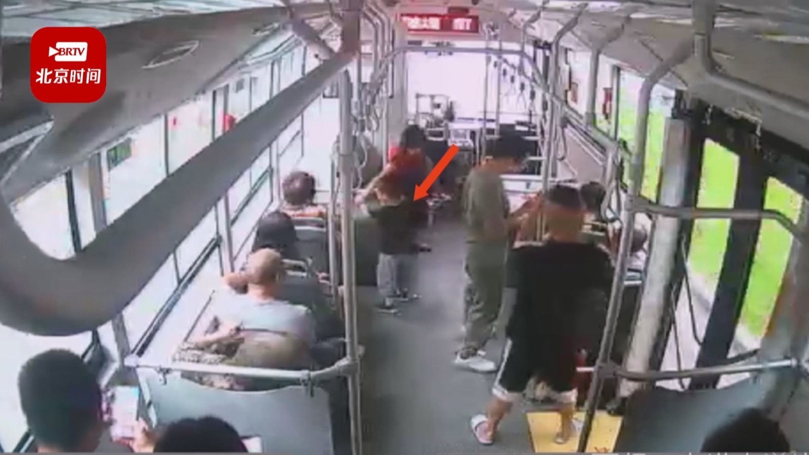 跟着奶奶出门买菜 男童误上公交车