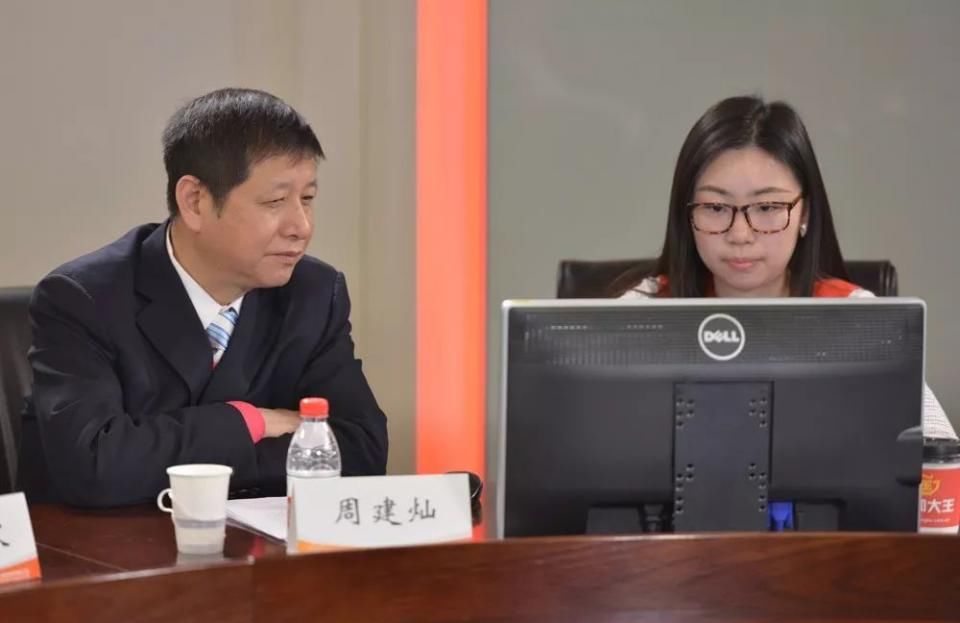 周建灿,周纯父子分别持有金盾股份19.72%,6.53%的股份.