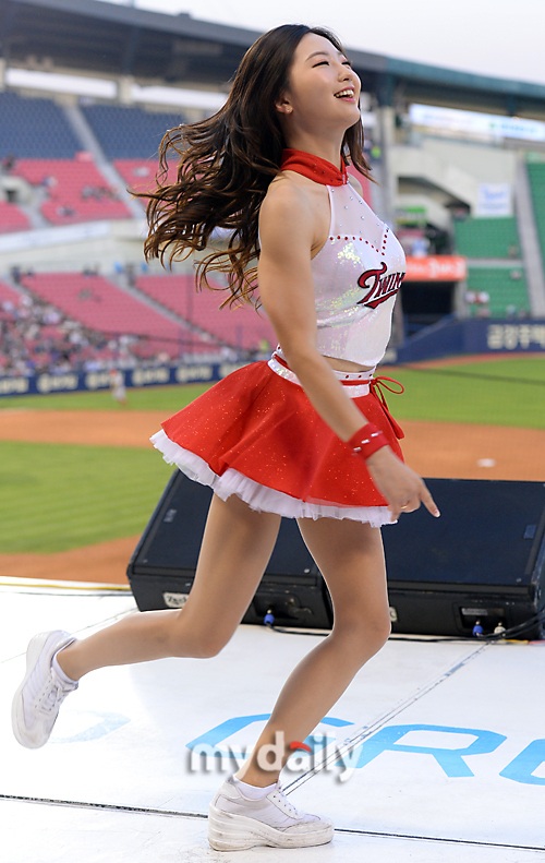 韩棒球宝贝短裙热舞 清丽出镜秀纤腰美腿