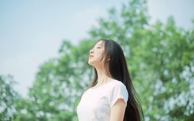 男人邪魅一笑:我喜欢你脸红红的样子,更喜欢你