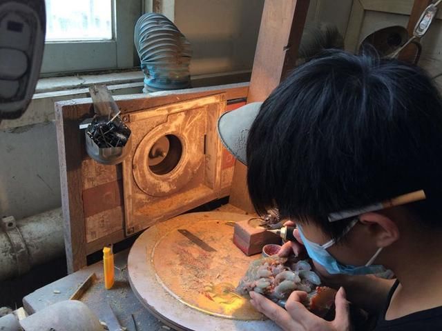 我们佩戴的翡翠都是怎么加工的?来跟着我们去探秘翡翠工厂吧