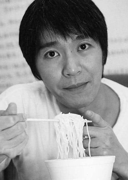 在合作几次之后,周星驰彻底把他给捧红了,也有很多的公司寻求与林国斌